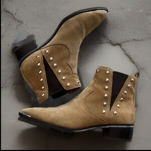 Marc Fisher Yentia Chelsea Boots in Natural Suede Pointed Toe Pull On Size 7.5